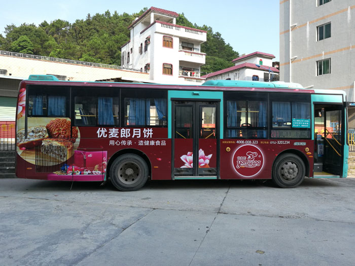 惠州车身广告-优麦郎月饼车身广告案例