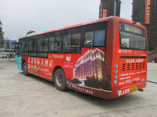 惠州公交车车身广告-亿嘉酒店车身广告案例
